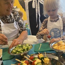 Hildegard Hansmann-Machula, Landfrau und Fachfrau im Schulmilchteam NRW, zeigt den Kinder der Kita "Kleiner Elefant", wie bunte Gemüse-Käse-Spieße zubereitet werden.