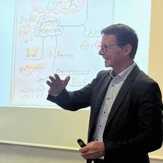Jürgen Petersen bei seinem Vortrag bei der LF-Schulung