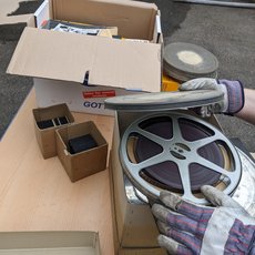 Filmrollen und Dias beim Verpacken