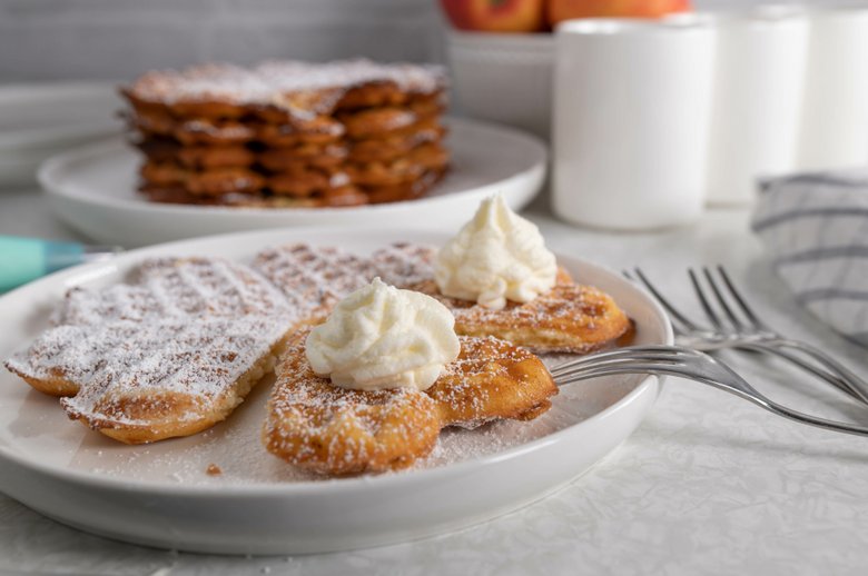 Waffeln mit Puderzucker und Sahnehaube