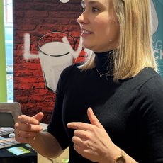 Ich vergleiche einen Kuhstall gerne mit einem Kinderzimmer. Ein super aufgeräumtes, tolles Kinderzimmer macht noch lange keine schöne Kindheit. Genauso ist es im Kuhstall: Tierwohl ist nicht von Technik allein abhängig. Vielmehr kommt es auf den Menschen an, also auf das Management und unsere Betreuung der Tiere,“ erläuterte Milchviehhalterin Katharina Leyschulte in der Diskussion mit Journalist:innen in Dortmund.