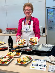 Maria Lösing präsentiert das Gericht der Kochshow