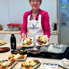 Maria Lösing präsentiert das Gericht der Kochshow