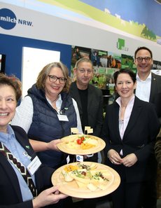 Iris Venus, Cornelia Langreck und Frank Maurer für Milch NRW mit dem Projekt Käsekompass NRW und Ministerin Silke Gorißen und Markus Höner, MdLBild 2: Iris Venus und Corlenia Langreck für Milch NRW mit dem Projekt Käsekompass NRW