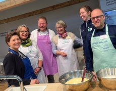 Iris Venus (LV Milch NRW), Cornelia Langreck (WLLV), Thomas Determeyer (Mein Ei NRW e.V.), Jutta Kuhles (WLLV), Carolin Wagemann (WLV), Dennis Gaspar präsentieren das Projekt #AusGutemGrundAusNRW