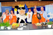 Kochshow-Abschlussfoto mit Milchkuh Lotte: v.l.n.r. Imke Harbers, Jutta Muenster, Bjoern Freitag, Elmar Brok und Wilhelm Brueggemeier