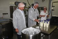 Der eigens für die Milchwoche kreierte Joghurt-Molke-Drink Hollunderblüte-Zitrone wird in der Hofmolkerei auf dem Speetenhof abgefüllt. (V.r.n.l.: Wilhelm Brüggemeier Geschäftsführender Vorstand der LV Milch NRW, Hans Leser vom NRW-Landwirtschaftsministerin und Anne van de Sand vom Speetenhof)