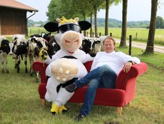 Lotte und Björn Freitag auf einem roten Sofa