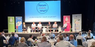 Akteure auf dem Podium v.l.n.r.: Agrarbloggerin Marie Hoffmann; Kasper Thormod Nielsen, Leiter der Unternehmenskommunikation und Nachhaltigkeit von Arla Foods;  Moderator Matthias Schulze Steinmann, Chefredakteur von top agrar; Dr. Malte Rubach, Ernährungswissenschaftler und Autor; Cornelia Langreck, Präsidentin des Westfälisch-Lippischen Landfrauenverbands; Henrik Wiedenroth, Tierwohl Einkauf bei Lidl 