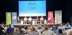 Akteure auf dem Podium v.l.n.r.: Agrarbloggerin Marie Hoffmann; Kasper Thormod Nielsen, Leiter der Unternehmenskommunikation und Nachhaltigkeit von Arla Foods;  Moderator Matthias Schulze Steinmann, Chefredakteur von top agrar; Dr. Malte Rubach, Ernährungswissenschaftler und Autor; Cornelia Langreck, Präsidentin des Westfälisch-Lippischen Landfrauenverbands; Henrik Wiedenroth, Tierwohl Einkauf bei Lidl 