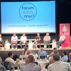 Akteure auf dem Podium v.l.n.r.: Agrarbloggerin Marie Hoffmann; Kasper Thormod Nielsen, Leiter der Unternehmenskommunikation und Nachhaltigkeit von Arla Foods;  Moderator Matthias Schulze Steinmann, Chefredakteur von top agrar; Dr. Malte Rubach, Ernährungswissenschaftler und Autor; Cornelia Langreck, Präsidentin des Westfälisch-Lippischen Landfrauenverbands; Henrik Wiedenroth, Tierwohl Einkauf bei Lidl 