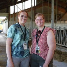 Anna Lou Schneider und Marie Brünemann im Kuhstall