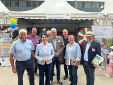 Gruppenfoto: v.l.n.r. Hans Stöcker (Vorsitzender Milch NRW), Andreas Puckert (WLV), Ministerin Silke Gorißen, Stefan Höcker (WLV), Franz-Josef Dickopp (Ernährung NRW), Frank Maurer (Milch NRW), Hildegard Hansmann-Machula (WLV), Boris Burat (Vorstand Ernährung NRW)