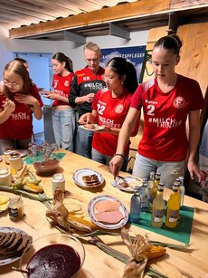Fortuna Mädels bedienen sich am Buffet