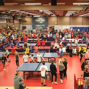 Wettkampf im Tischtennis-Rundlauf, der Milchcup