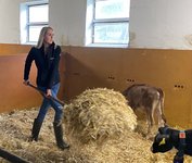 Landwirtin Oehler beim Einstreuen im Kälberstall