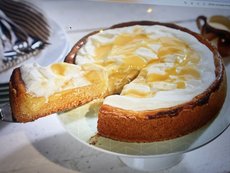 Torte mit Tortenstück auf Glasplatte