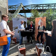 nteressanter Austausch bei BESSER ONLINE in Wuppertal. „Gestaunt habe ich über die schnelle Entwicklung der Technologien. KI kann mit einem einzigen Foto meines Gesichts ein Video von mir erstellen. KI ist auf jeden Fall ein Thema, worüber ich mehr herausfinden möchte“, so Isabelle Hielscher. 