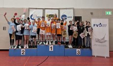 Die Siegerteams eines Bezirksturniers auf dem Podest