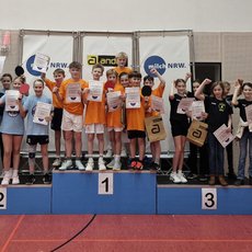 Die Siegerteams eines Bezirksturniers auf dem Podest