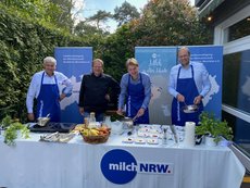 Sternekoch Björn Freitag kulinarisch Aktion mit Hans Stöcker, Rheinischer Vorsitzender der LV Milch NRW, Benedikt Langemeyer, Vorsitzender Ausschuss Öffentlichkeitsarbeit der LV Milch NRW und Claus Naarmann, Geschäftsführer der Privatmolkerei Naarmann GmbH (v.l.n.r.).