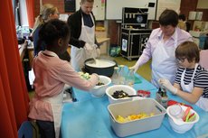 Kinder-lernen-kochen-Tour in der Grundschule