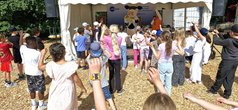 Schulkinder bei der Bewegungspause mit Lotte