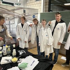 Stand der LV Milch mit Schülern beim Butter schütteln