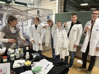 Stand der LV Milch mit Schülern beim Butter schütteln