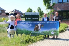 Das neue Hofbanner vlnr. Lea Post, Albert Rohlmann und Franz-Georg Koers