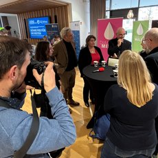 Stephanie Tatenhorst (2.v.l.) setzt sich für eine lokale Berichterstattung mit Tiefgang ein. Und dazu brauche es den Menschen. „KI kann ich zur Unterstützung in Arbeitsprozessen nutzen, doch die Bewertung einer Nachricht, was meine Leserschaft wissen muss und wissen sollte, und dass diese Informationen dann korrekt wiedergegeben werden, diese Aufgabe und Prüfung liegt bei mir.“