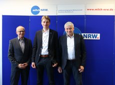 Die Sprechergruppe der Jahrespressekonferenz 2023 der LV Milch NRW (v.l.n.r.: Geschäftsführer Dr. Rudolf Schmidt, geschäftsf. Vorsitzende Benedikt Langemeyer und Hans Stöcker