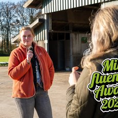 Landwirtin präsentiert ihren Hof