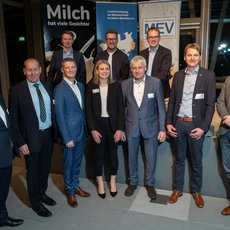 Gruppenbild der Veranstalter, Gastredner und Sponsoren auf dem Nordwestdeutschen Milchtreff 2024 in Berlin