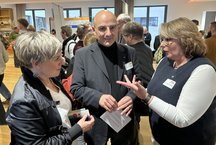 Engagierte Menschen, engagierte Diskussion, hier mit Cornelia Langreck (r.)