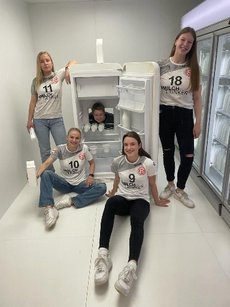 Die Fortun Handball Mädels im Candy House im Milch-Kühlschrank