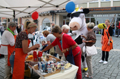 Lotte auf dem Paderborner Wochenmarkt anlaesslich der Milchwoche 2017