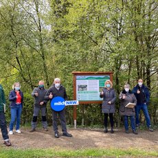 Die Kooperationspartner v.l.n.r.: Jens Eichner, Geschaeftsfuehrer Naturpark Bergisches Land, Bianca Mertensacker, Herbergsleitung Jugendherberge Wipperfuerth, Georg Berner, Milchkuhhalter, Hans Stoecker, Rhein. Vorsitzender der LV Milch NRW, Anne Loth, Buergermeisterin der Hansestadt Wipperfuerth, Heidi Walder, Kreisvorsitzende Rheinischer LandFrauenverband e. V., Kreisstelle Oberbergischer Kreis, Dr. Bernd Freymann, Geschaeftsueührer Biostation Oberberg, Maximilian Loerch, Projektmitarbeiter Biostation Oberberg