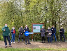 Die Kooperationspartner v.l.n.r.: Jens Eichner, Geschaeftsfuehrer Naturpark Bergisches Land, Bianca Mertensacker, Herbergsleitung Jugendherberge Wipperfuerth, Georg Berner, Milchkuhhalter, Hans Stoecker, Rhein. Vorsitzender der LV Milch NRW, Anne Loth, Buergermeisterin der Hansestadt Wipperfuerth, Heidi Walder, Kreisvorsitzende Rheinischer LandFrauenverband e. V., Kreisstelle Oberbergischer Kreis, Dr. Bernd Freymann, Geschaeftsueührer Biostation Oberberg, Maximilian Loerch, Projektmitarbeiter Biostation Oberberg