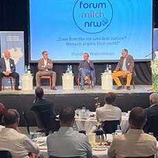 Podium v.l.n.r.: Carsten Schmal, Vizepräsident des Deutschen Bauernverbandes; Detlef Latka, stellv. Vorsitzender Milchindustrie-Verband e. V.; Prof. Dr. Thomas Druyen, Direktor an der Sigmund Freud Privatuniversität Wien und Moderator Detlef Steinert, Chefredakteur der LZ Rheinland