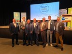 Gruppenfoto v.l.n.r.: Karsten Schmal, Vizepräsident des Deutschen Bauernverbandes; Dr. Martin Berges, Staatsekretär im Ministerium für Landwirtschaft und Verbraucherschutz des Landes Nordrhein-Westfalen; Prof. Dr. Thomas Druyen, Direktor an der Sigmund Freud Privatuniversität Wien. ; Hans Stöcker, Rheinischer Vorsitzender der Landesvereinigung der Milchwirtschaft NRW e. V. (LV Milch NRW); Detlef Latka, stellv. Vorsitzender Milchindustrie-Verband e. V.; Benedikt Langemeyer, Westfälischer Vorsitzender der Landesvereinigung der Milchwirtschaft NRW e.V. (LV Milch NRW) und Moderator Detlef Steinert, Chefredakteur der LZ Rheinland