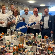 Gruppenfoto, v.l.n.r.: Agrarbloggerin Marie Hoffmann; Dr. Jan Dietzel, MULNV;  Matthias Schulze Steinmann, Chefredakteur top agrar; Benedikt Langemeyer, Westfälischer Vorsitzender der LV Milch NRW; Cornelia Langreck, Präsidentin WLLV; Hans Stöcker, Rheinischer Vorsitzender der LV Milch NRW; Carsten Schmal, Vizepräsident des DBV; Henrik Wiedenroth, Lidl; Dr. Malte Rubach, Ernährungswissenschaftler; Dr. Rudolf Schmidt, Geschäftsführer der LV Milch NRW