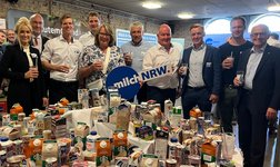 Gruppenfoto, v.l.n.r.: Agrarbloggerin Marie Hoffmann; Dr. Jan Dietzel, MULNV;  Matthias Schulze Steinmann, Chefredakteur top agrar; Benedikt Langemeyer, Westfälischer Vorsitzender der LV Milch NRW; Cornelia Langreck, Präsidentin WLLV; Hans Stöcker, Rheinischer Vorsitzender der LV Milch NRW; Carsten Schmal, Vizepräsident des DBV; Henrik Wiedenroth, Lidl; Dr. Malte Rubach, Ernährungswissenschaftler; Dr. Rudolf Schmidt, Geschäftsführer der LV Milch NRW