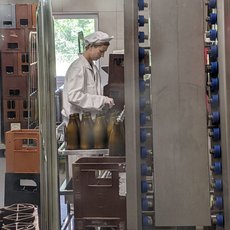 Frischmilchabfüllung in der Hofmolkerei Zens