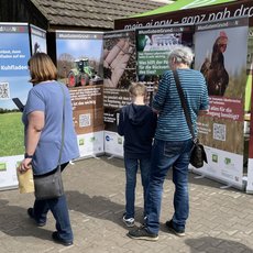 Besucher informieren sich am Wissensparkour