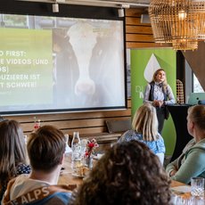 Anna Schmitz gibt Tipps zur Produktion von Videos und Fotos für die die eigene Kommunikation