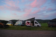 Übernachten auf dem Hof mit Camper
