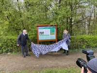 Hans Stoecker, Rhein. Vorsitzender der LV Milch NRW und Anne Loth, Buergermeisterin der Hansestadt Wipperfuerth, enthuellen gemeinsam die aktualisierte Starttafel.