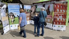 Besucher informieren sich am Wissensparkour