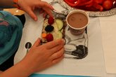 ein Brotgesicht auf einer Serviette mit einem Becher Kakao
